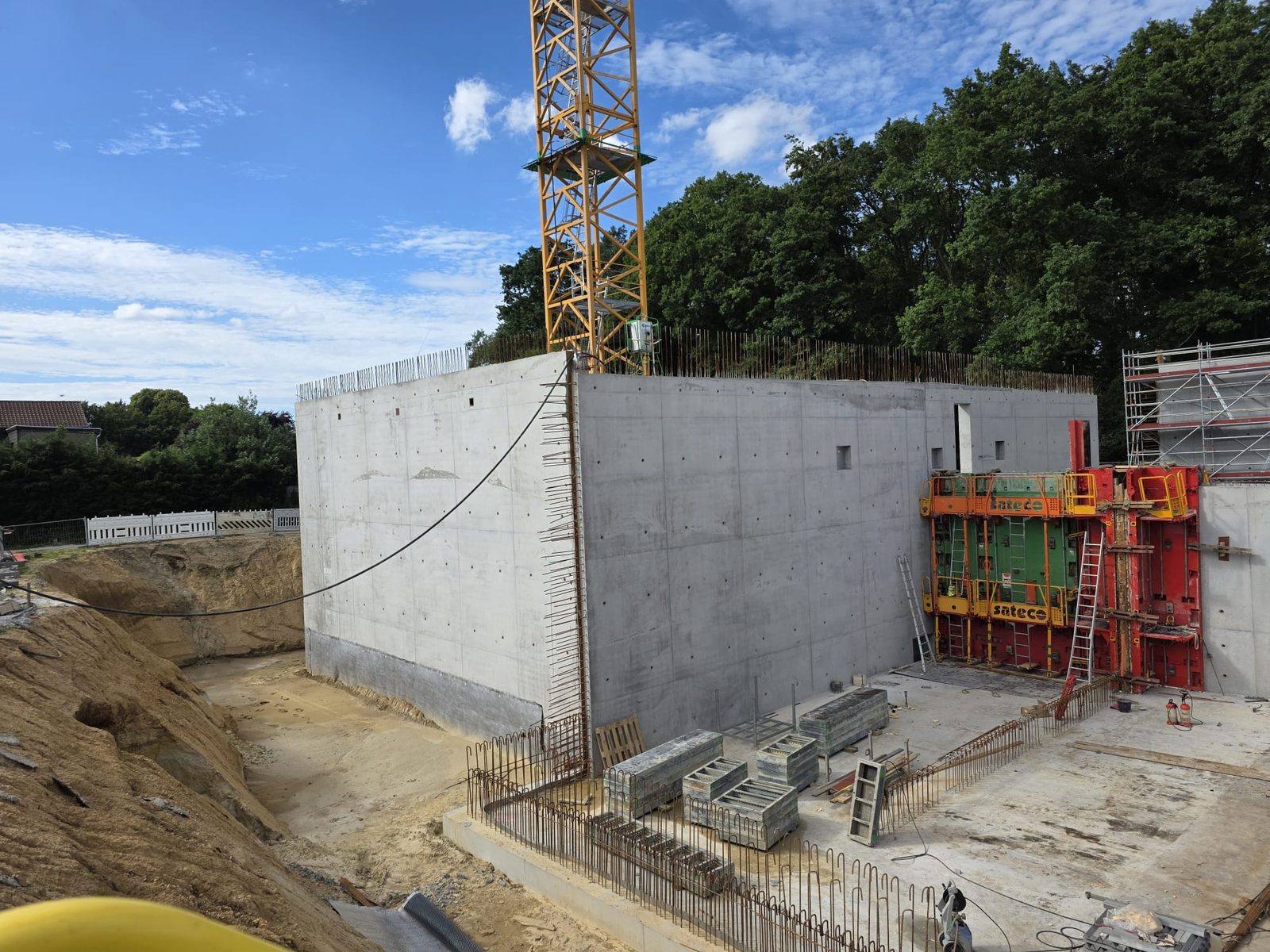 Reinforced concrete structure with climbing formwork