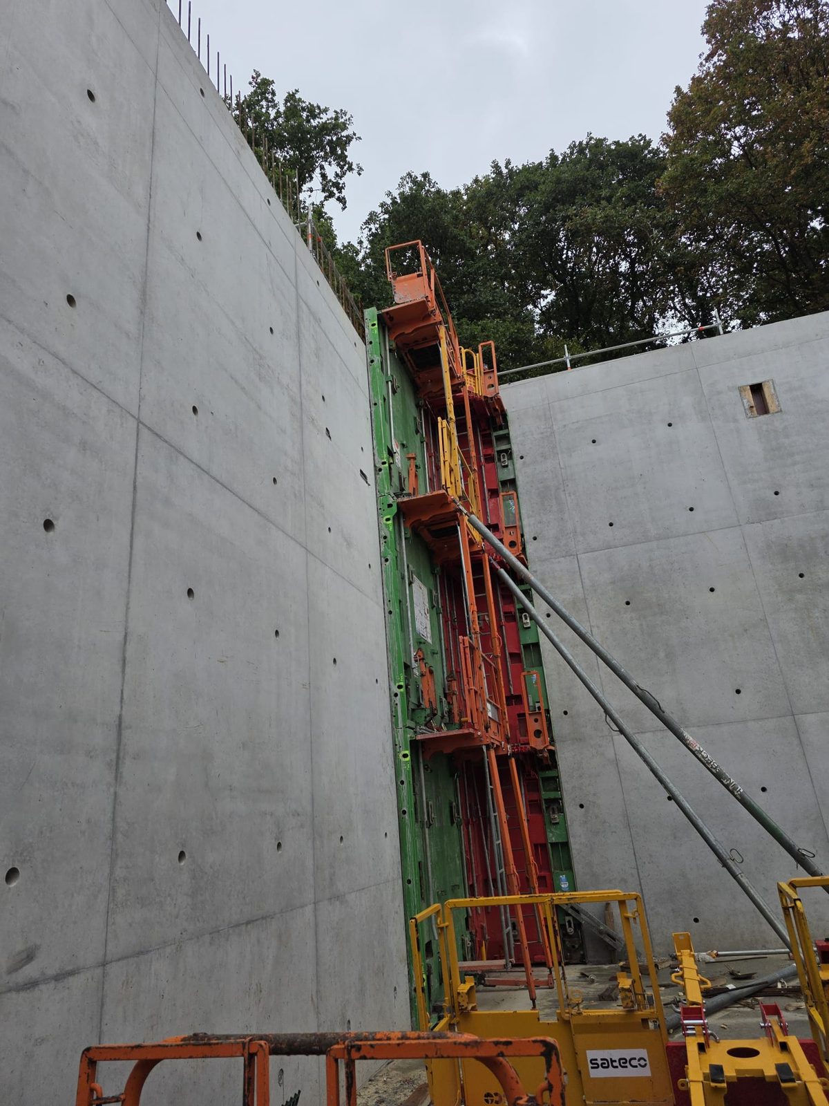 High concrete walls with formwork panels between them